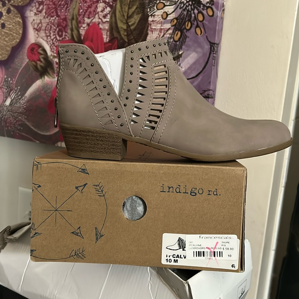 NWOT taupe bootie size 10